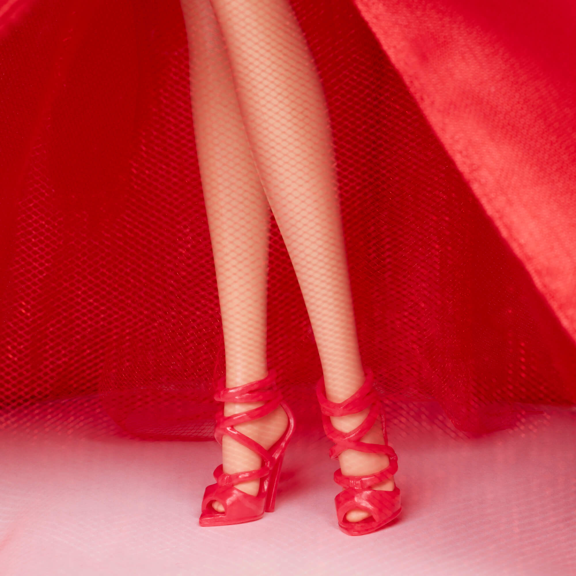 BARBIE HOLIDAY kolekcinė lėlė raudona suknele (JJX65) - Image 6